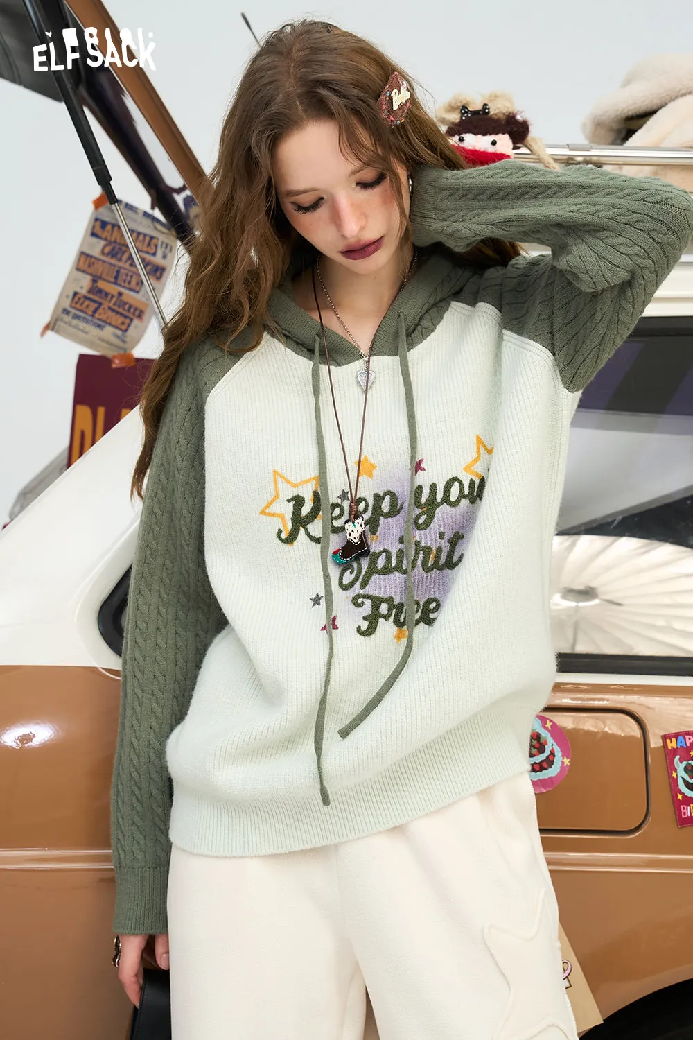 ELFSACK 2024 Winter New Arrivals Contrast Fried Dough Twists Raglan Sleeve Letter Printing Hooded Sweater Women