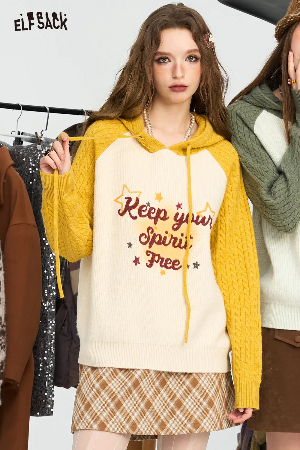 ELFSACK 2024 Winter New Arrivals Contrast Fried Dough Twists Raglan Sleeve Letter Printing Hooded Sweater Women